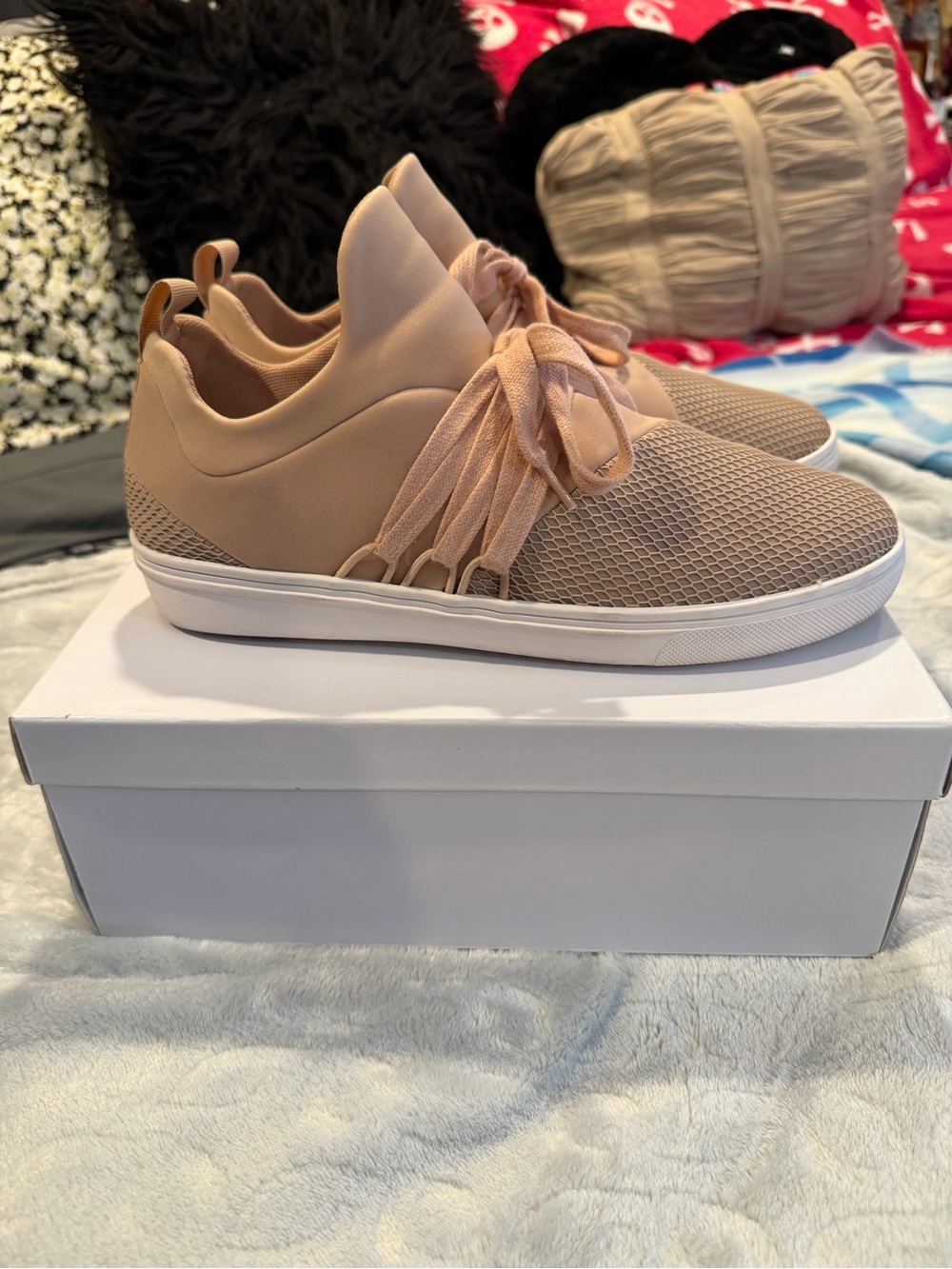 Women’s Steve Madden Lancer Slip-On Sneakers in Blush. Size 10